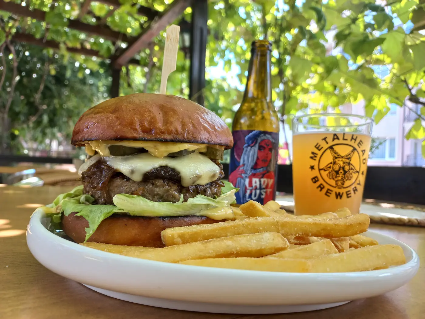 снимка/изображение burgatory-burger-and-metalhead-beer6